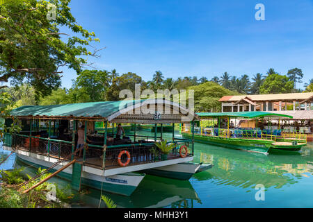 Bohol, Philippinen, 19. April 2018 schwimmenden Restaurants am Fluss am Loboc Stockfoto