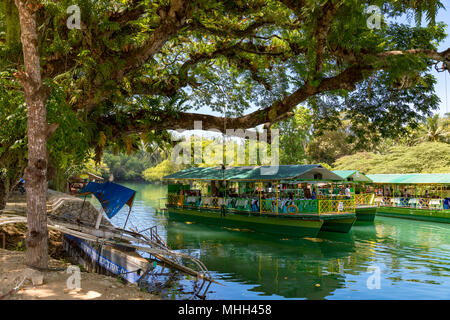 Bohol, Philippinen, 19. April 2018 schwimmenden Restaurants am Fluss am Loboc Stockfoto