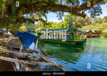 Bohol, Philippinen, 19. April 2018 schwimmenden Restaurants am Fluss am Loboc Stockfoto