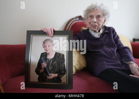 Konservative Partei Kandidat Florenz Kirkby, 96, hält ein Foto von sich im Alter von 85 Jahren an einer Universität Zeremonie, bei ihr zu Hause in Newcastle upon Tyne. Frau Kirkby ist eine der ältesten Kandidaten für die bevorstehenden Kommunalwahlen. Stockfoto