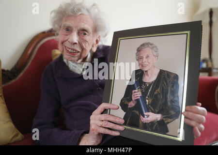 Konservative Partei Kandidat Florenz Kirkby, 96, hält ein Foto von sich im Alter von 85 Jahren an einer Universität Zeremonie, bei ihr zu Hause in Newcastle upon Tyne. Frau Kirkby ist eine der ältesten Kandidaten für die bevorstehenden Kommunalwahlen. Stockfoto