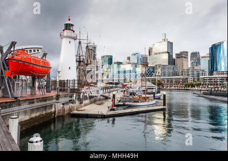 Blick auf die Boote, Fluss Taxis, U-Boote, Yachten, marine Boote, Leuchtturm und andere Schiffe um Darling Harbour in Sydney in New South Wales, Austr Stockfoto