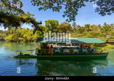 Bohol, Philippinen, 19. April 2018 schwimmenden Restaurants am Fluss am Loboc Stockfoto