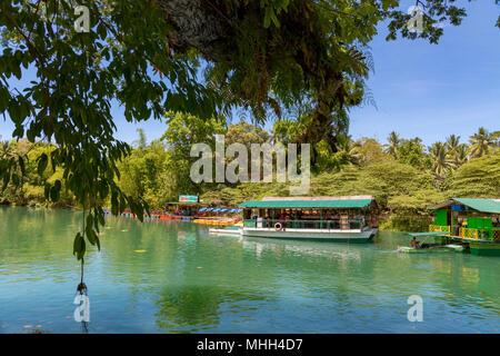 Bohol, Philippinen, 19. April 2018 schwimmenden Restaurants am Fluss am Loboc Stockfoto