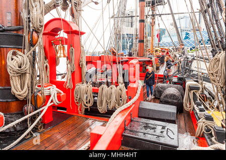 Blick auf die traditionellen großen Segelschiff in Darling Harbour in Sydney in New South Wales, Australien. Stockfoto