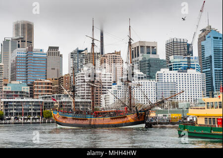 Blick auf die traditionellen großen Segelschiff in Darling Harbour in Sydney in New South Wales, Australien. Stockfoto