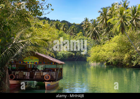 Bohol, Philippinen, 19. April 2018 schwimmenden Restaurants am Fluss am Loboc Stockfoto