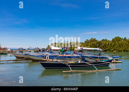 Bohol, Philippinen, 19. April 2018 Traditionelle outrigger Fischerboote in der Mündung des Flusses bei yazen Stockfoto