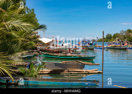 Bohol, Philippinen, 19. April 2018 Traditionelle outrigger Fischerboote in der Mündung des Flusses bei yazen Stockfoto