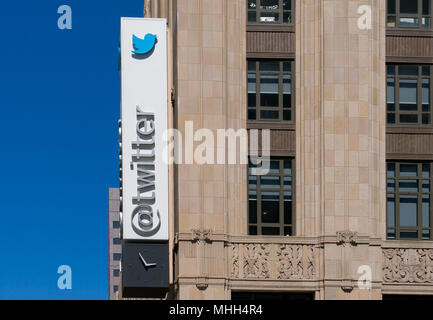 SAN FRANCISCO, CA/USA - 30. JULI 2017: Twitter Welt Hauptsitz Zeichen und Logos. Twitter ist ein on-line-Nachrichten und Social Networking Service. Stockfoto