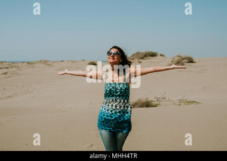 Reisen, Sommerferien, Reise und Personen Konzept - glückliche junge Frau Sonnenbrille tragen und genießen Sonne. Stockfoto