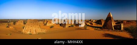 Panorama von Meroe Pyramiden in der Wüste bei Sonnenuntergang, Sudan, Stockfoto