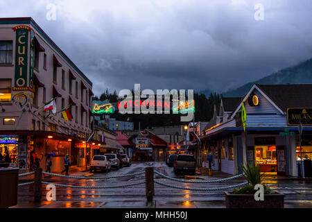 Ketchikan Stadt in Alaska. Alte hölzerne Häuser und Geschäfte in der Nacht. Stockfoto