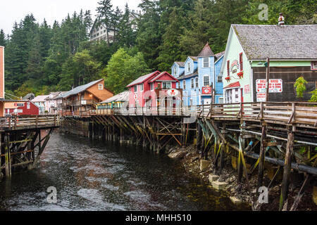 Ketchikan Stadt in Alaska. Alte Holzhäuser und den Geschäften in der Creek Street. Stockfoto