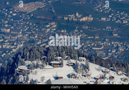 Top Luftbild vom Klingenstock Peak auf dem Stoos Dorf Hütten und Stadt Schwyz im Hintergrund Stockfoto