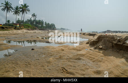 Elmina, Ghana - 13. Februar 2014: Illegale sand Bergbau verursacht Umweltschäden an afrikanischen Strand Stockfoto