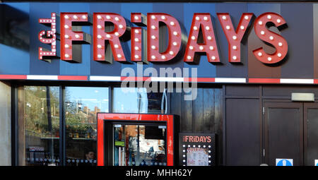 Reading, England - 01. Dezember 2017: Fassade für TGI Fridays Restaurant, Oracle Waterside, Lesen Stockfoto