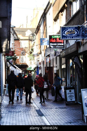 Reading, England - 01. Dezember 2017: Einkäufer in der Union Street im Lesen, lokal als stinkende Gasse bekannt Stockfoto