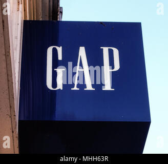 Reading, England - 01. Dezember 2017: Hängende Zeichen außerhalb eines Gap Store im Lesen Stockfoto