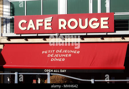 Reading, England - 01. Dezember 2017: Fassade für Cafe Rouge, Oracle Waterside, Lesen Stockfoto