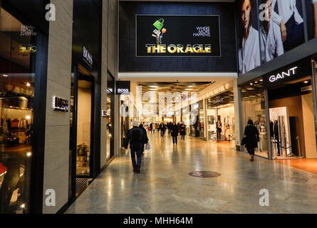 Reading, England - 01. Dezember 2017: Einer der Eingänge zu den Oracle Shopping Centre mit Käufern und Weihnachtsschmuck Stockfoto