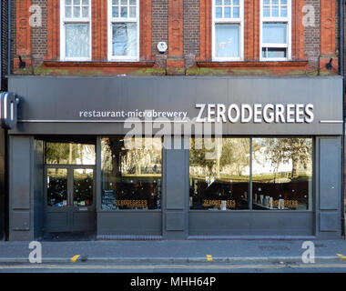 Reading, England - 01. Dezember 2017: ZeroDegrees Hausbrauerei und Pub in der Bridge Street, Lesen Stockfoto