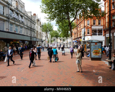Reading, England - 18. Mai 2017: Massen von Käufern in der Broad Street, der Haupteinkaufsstraße im Lesen Stockfoto