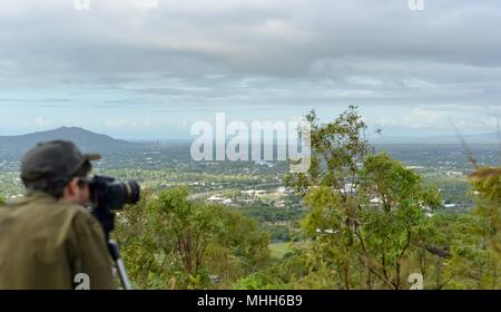 Blick von Townsville aus der Mount Stuart Wanderwege mit einem Fotografen im Vordergrund, Townsville, Queensland, Australien Stockfoto