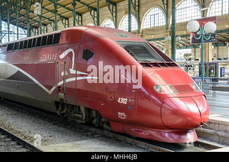 Lokomotive eines Thalys Hochgeschwindigkeitszüge, die von ALSTOM gebaut und von europäischen Konsortium Thalys International in Paris Gare du Nord Station stationiert. Stockfoto