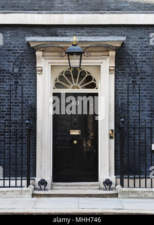 Downing Street Nr.10. Vordere Tür der Wohnsitz des britischen Premierministers. London, England, UK. Stockfoto