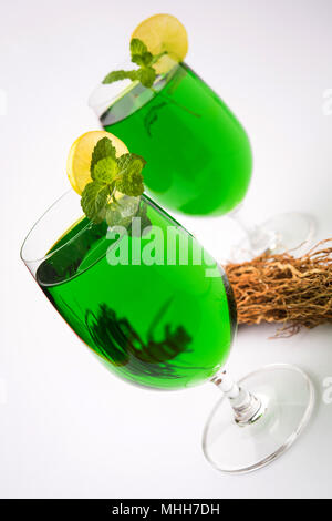 Grüne KHUS Sharbat oder Vetiver Gras extrahieren oder Chrysopogon zizanioides in hohes Glas mit mint Blatt serviert, im Sommer erfrischendes Getränk von der I Stockfoto