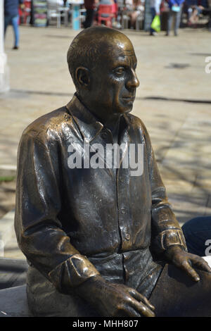 Bronzestatue von Pablo Picasso, die Plaza de la Merced, Malaga, Andalusien, Spanien Stockfoto