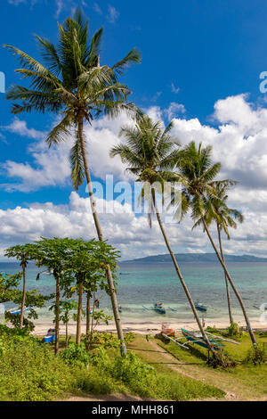 Panglao Island Bohol Philippinen April 21, 2018 Traditionelle outrigger Fischerboote auf San Pedro Strand Stockfoto