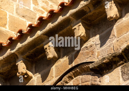 Äußere Statuen von Saint Laurent Collegiale. Auzon Dorf. Haute Loire. Der Auvergne. Frankreich Stockfoto