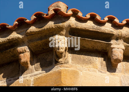 Äußere Statuen von Saint Laurent Collegiale. Auzon Dorf. Haute Loire. Der Auvergne. Frankreich Stockfoto