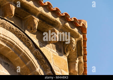 Äußere Statuen von Saint Laurent Collegiale. Auzon Dorf. Haute Loire. Der Auvergne. Frankreich Stockfoto