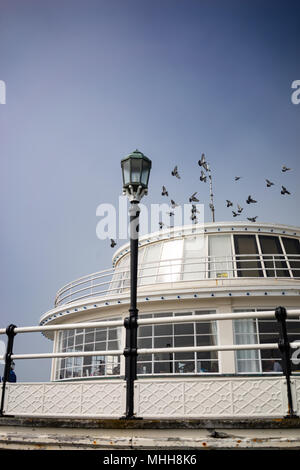 Die Victorian Pier in Worthing, West Sussex, England, auf einem nebligen Tag im April. Stockfoto