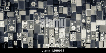 Panoramablick auf die Detailansicht der Lautsprecher an der Wand hängen in Schwarzweiß Vintage Style Stockfoto