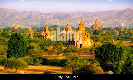 Sunrise Landschaft Blick auf schöne alte Tempel in Bagan, Myanmar (Birma) Stockfoto