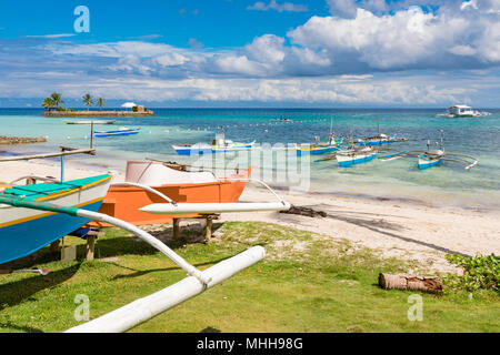 Panglao Island Bohol Philippinen April 21, 2018 Traditionelle outrigger Fischerboote auf San Pedro Strand Stockfoto