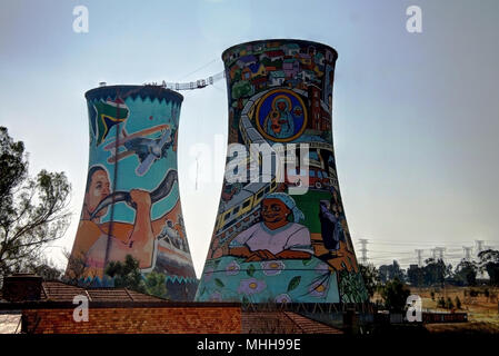 Ehemalige Triebwerk, Kühlturm, ist jetzt Turm für Base Jumping. In Johannesburg gelegen. Südafrika Stockfoto