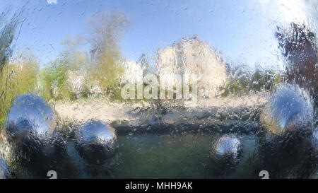 Reflexion Stadtbild in Wasser, abstrakten Hintergrund, Banner 16x9 Format mit Platz für Text kopieren Stockfoto