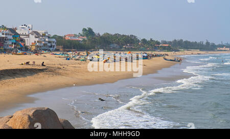 Der Strand von Mahabalipuram an der Koromandelküste in Tamil Nadu mit Blick auf die Bucht von Bengalen, mit den lokalen Küstenfischereiflotte an Land Stockfoto