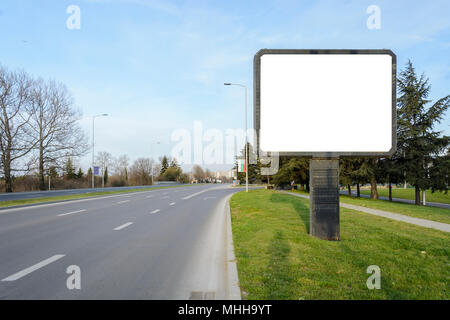 Leere Plakatwand in der Seite einer Straße, Abzweigung oder Kreuzung mit blank Billboard Stockfoto