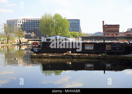 Die Boote auf der Regent's Canal durch Gasspeicher Park, Kings Cross, mit den neuen Gebäuden auf Waren Weg, London, UK Stockfoto