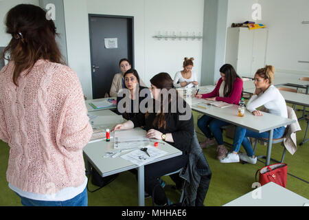 Die Berufsschüler während der theoretischen Ausbildung zur Kosmetikerin. Stockfoto