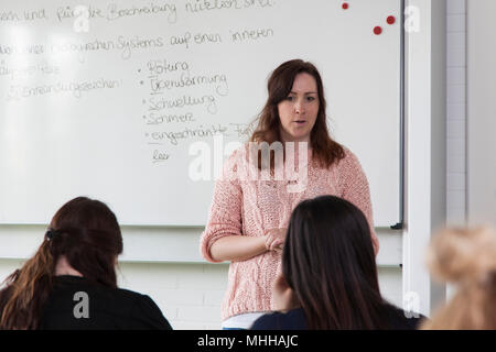 Die Berufsschüler während der theoretischen Ausbildung zur Kosmetikerin. Stockfoto