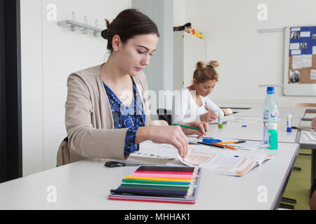 Die Berufsschüler während der theoretischen Ausbildung zur Kosmetikerin. Stockfoto