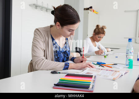 Die Berufsschüler während der theoretischen Ausbildung zur Kosmetikerin. Stockfoto