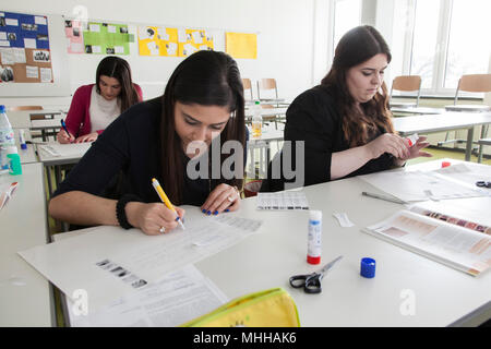 Die Berufsschüler während der theoretischen Ausbildung zur Kosmetikerin. Stockfoto